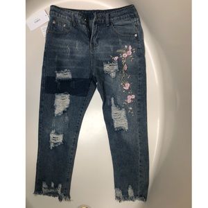 Zaful fringed jeans with the rose embroidery